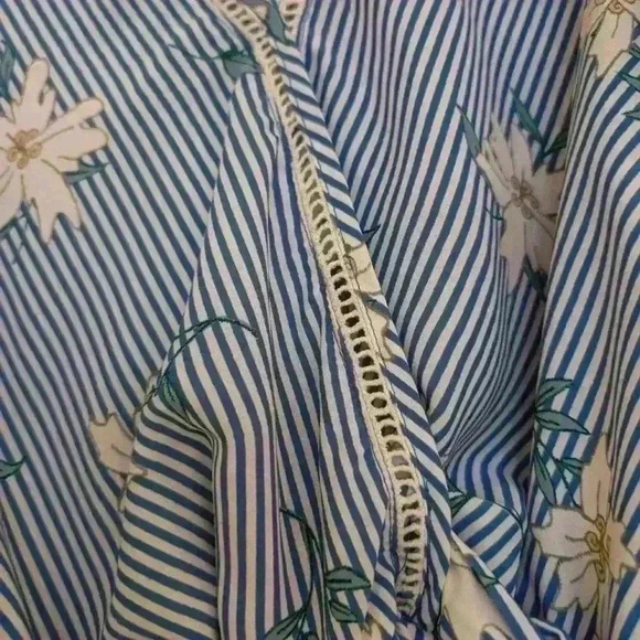 Sienna sky blue striped  white floral blouse size large - Picture 3 of 8